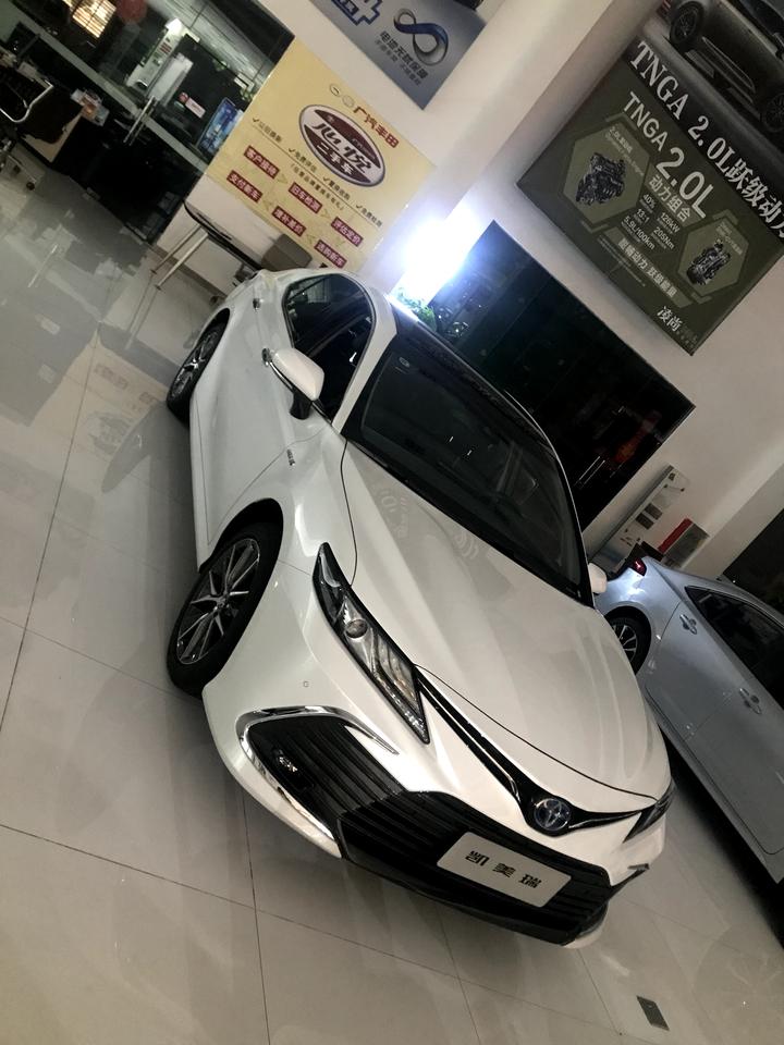 各位老铁，今天订了凯美瑞2.0s锋尚版，珍珠白单色，22.2w落地，贷款10w利息12900.送脚垫，贴膜，抱枕，行车记
