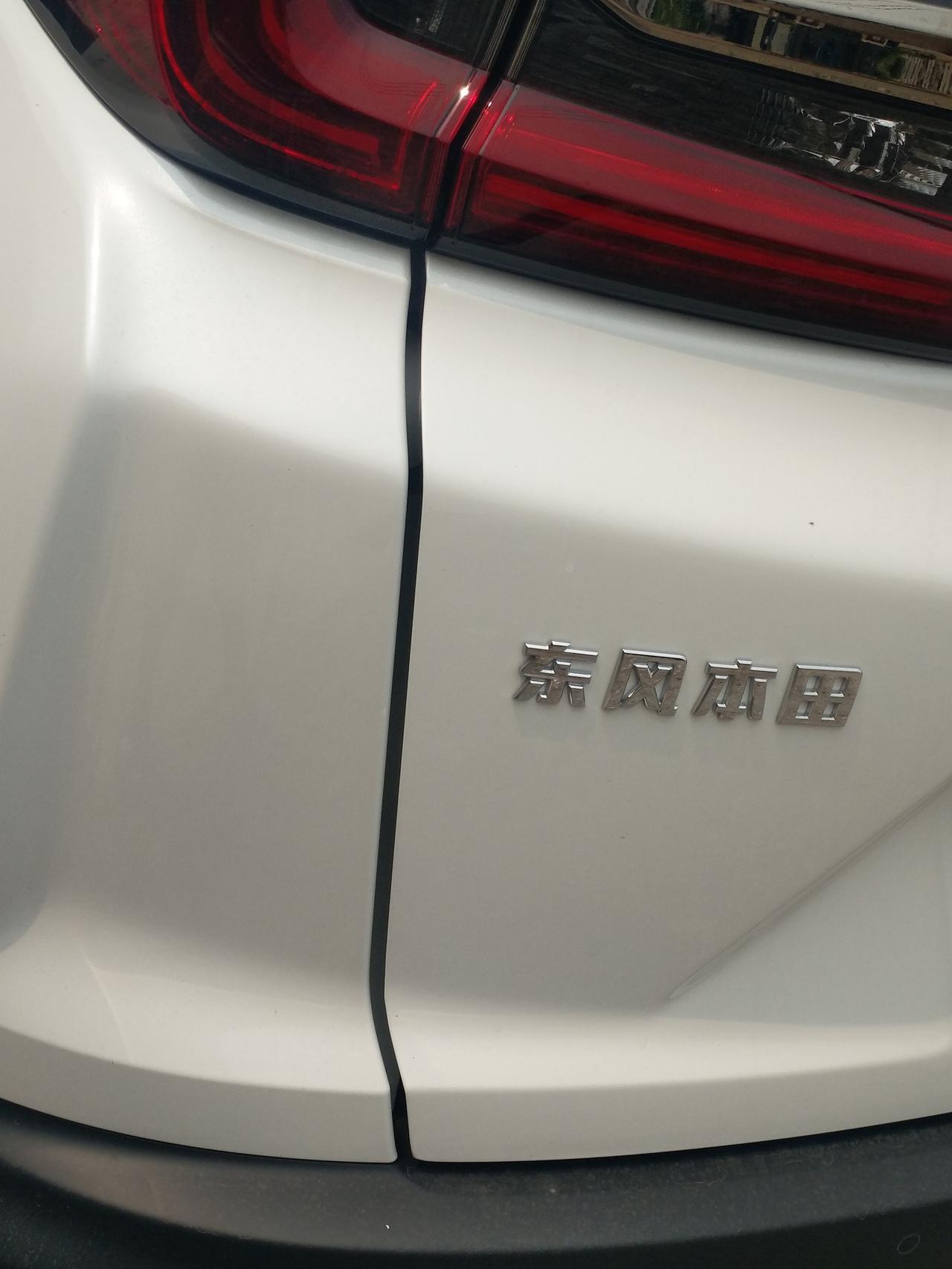本田CR-V 请问一下各位车主，2021款cRV新车后备箱门缝这么宽正常吗