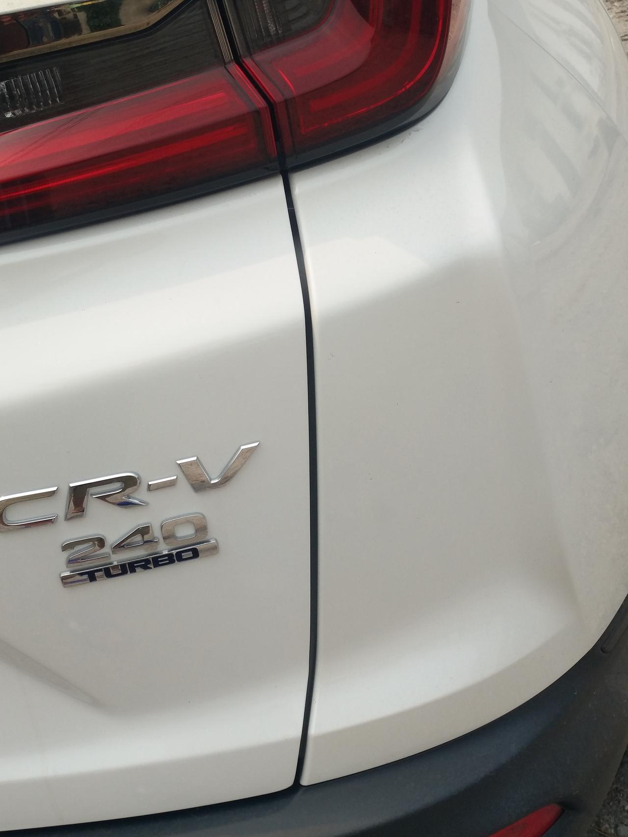 本田CR-V 请问一下各位车主，2021款cRV新车后备箱门缝这么宽正常吗