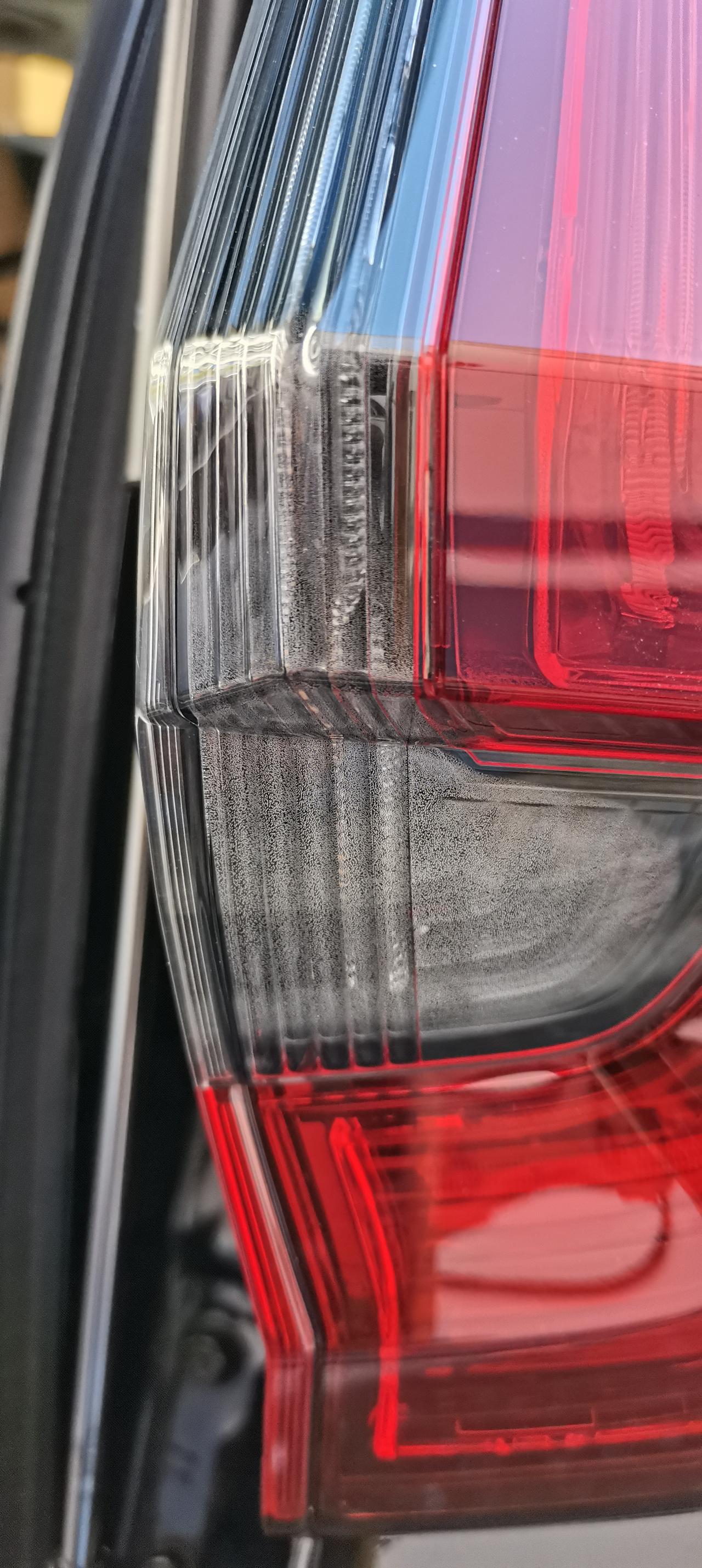 本田CR-V 2022年2月提车，CRV混动车型，今天刷完车发现右后灯内有水雾