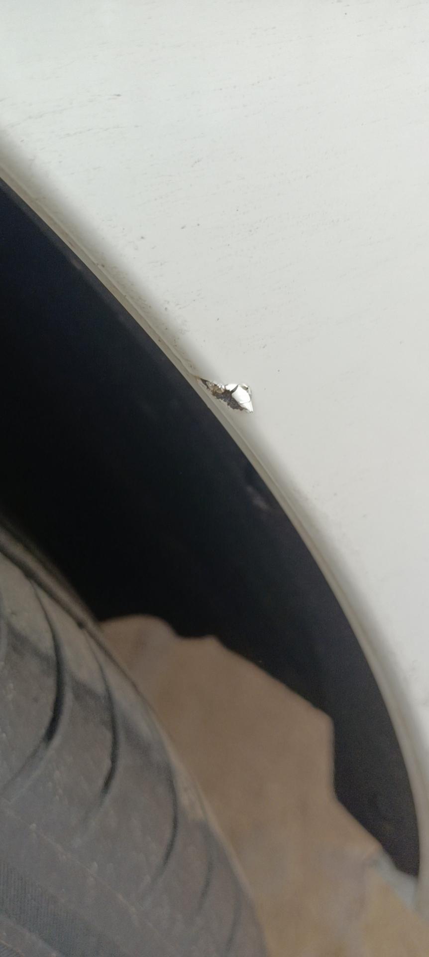 大众速腾 兄弟们，被石子崩了个口，怎么办，在线等