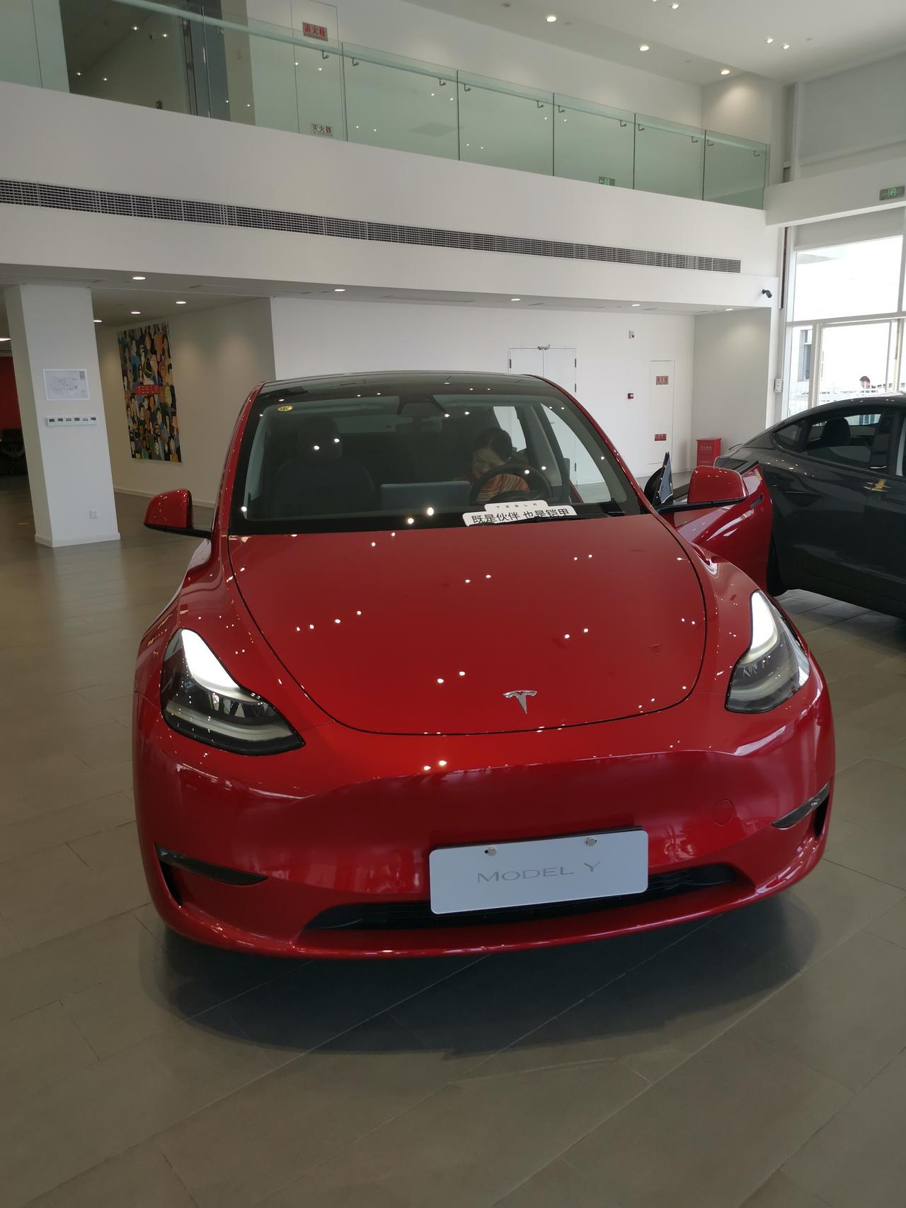 特斯拉Model Y 请教，我10月30日订的标Y，元旦前能提到车吗？要不要换个20寸的轮胎，说交付可以快一点。我听说元