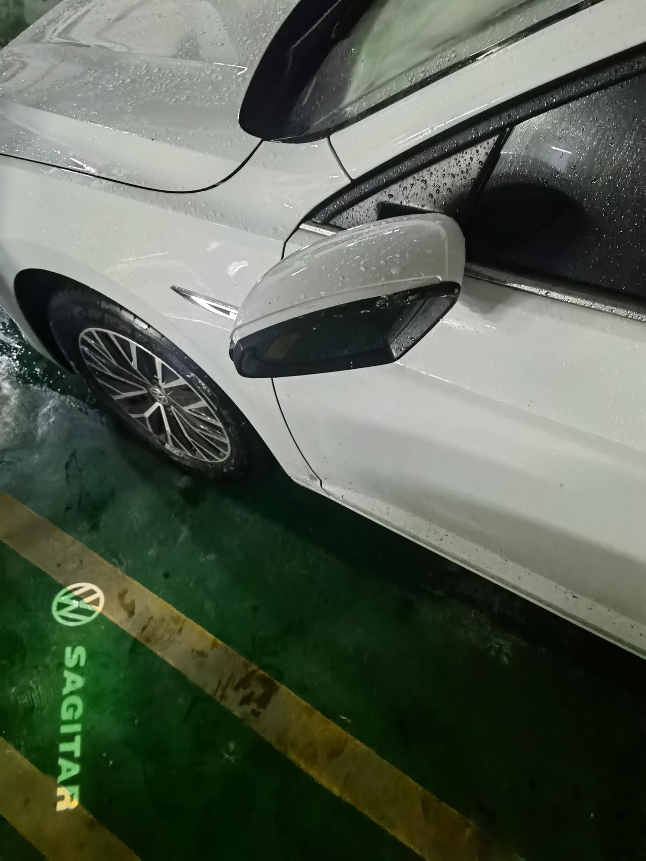 大众速腾 这个修一下要多少钱？不小心刮柱子上了