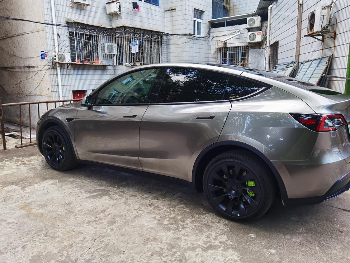 特斯拉Model Y 有没有大佬说说车衣和改色膜的区别？从效果、预算、保护力度、使用年限等角度。如果可以，清推荐性价比高