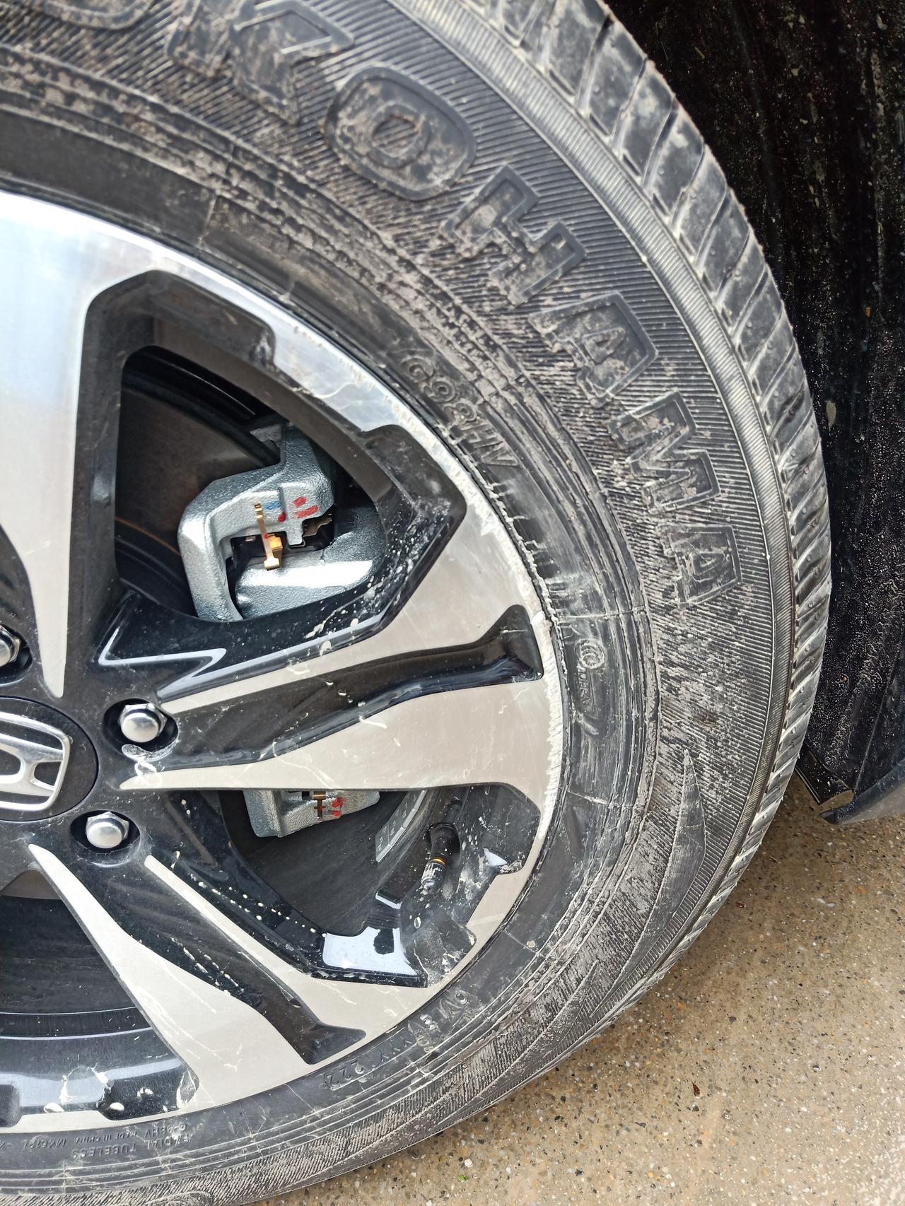 本田CR-V 一血。提车4天，碰到了一点马路牙子，轮胎好像没事，