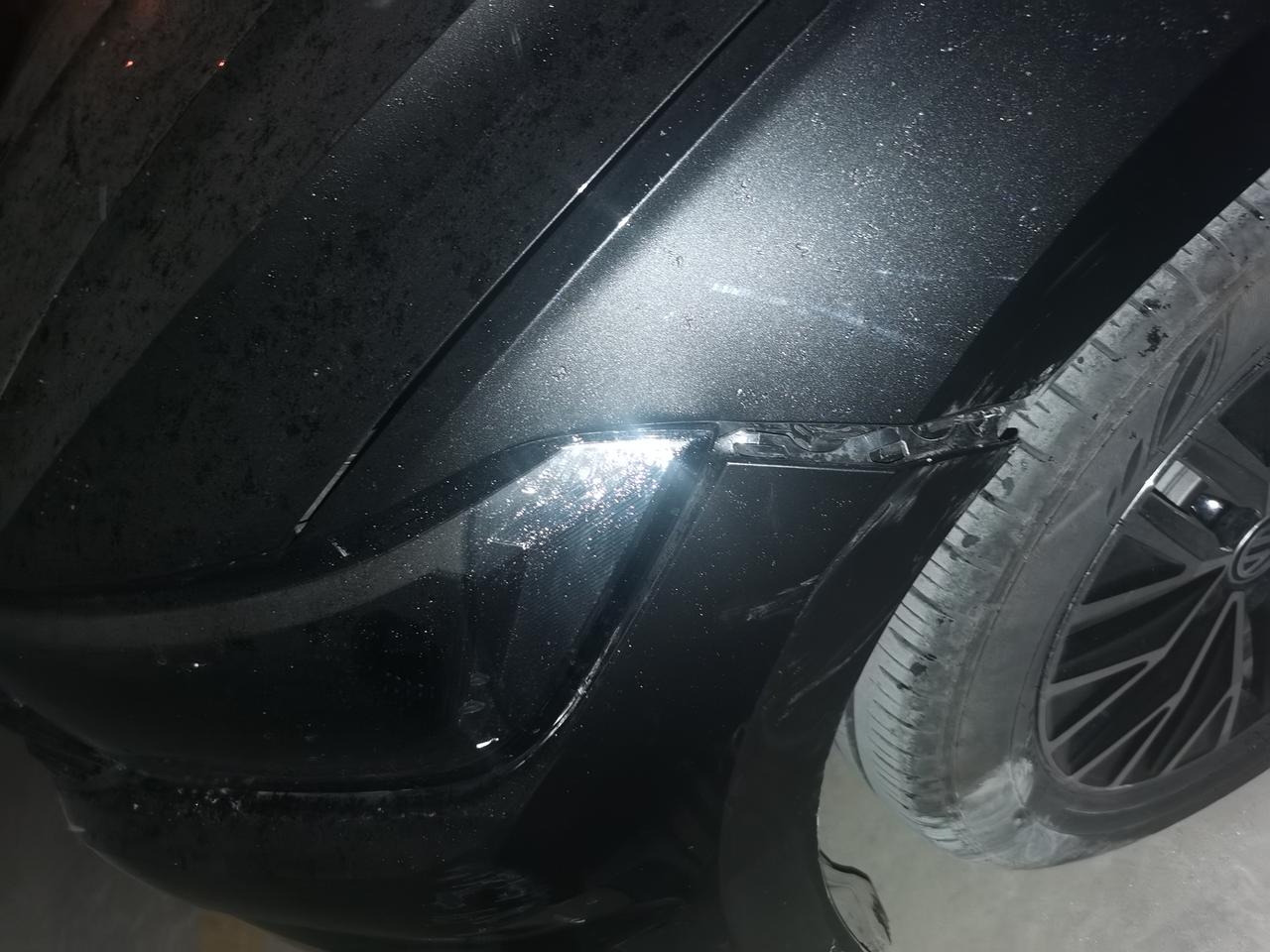 大众速腾 我问一下 我这个情况是需要换一个保险杠还是需要修一下就好 朋友开我车出去撞树上了。