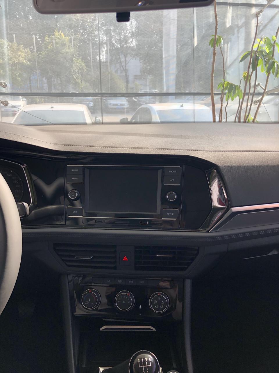 1.2t2020款速腾，贷款落地多少个合适？去4S店给我的报价裸车132400，购置税11716.8，服务费5000，会