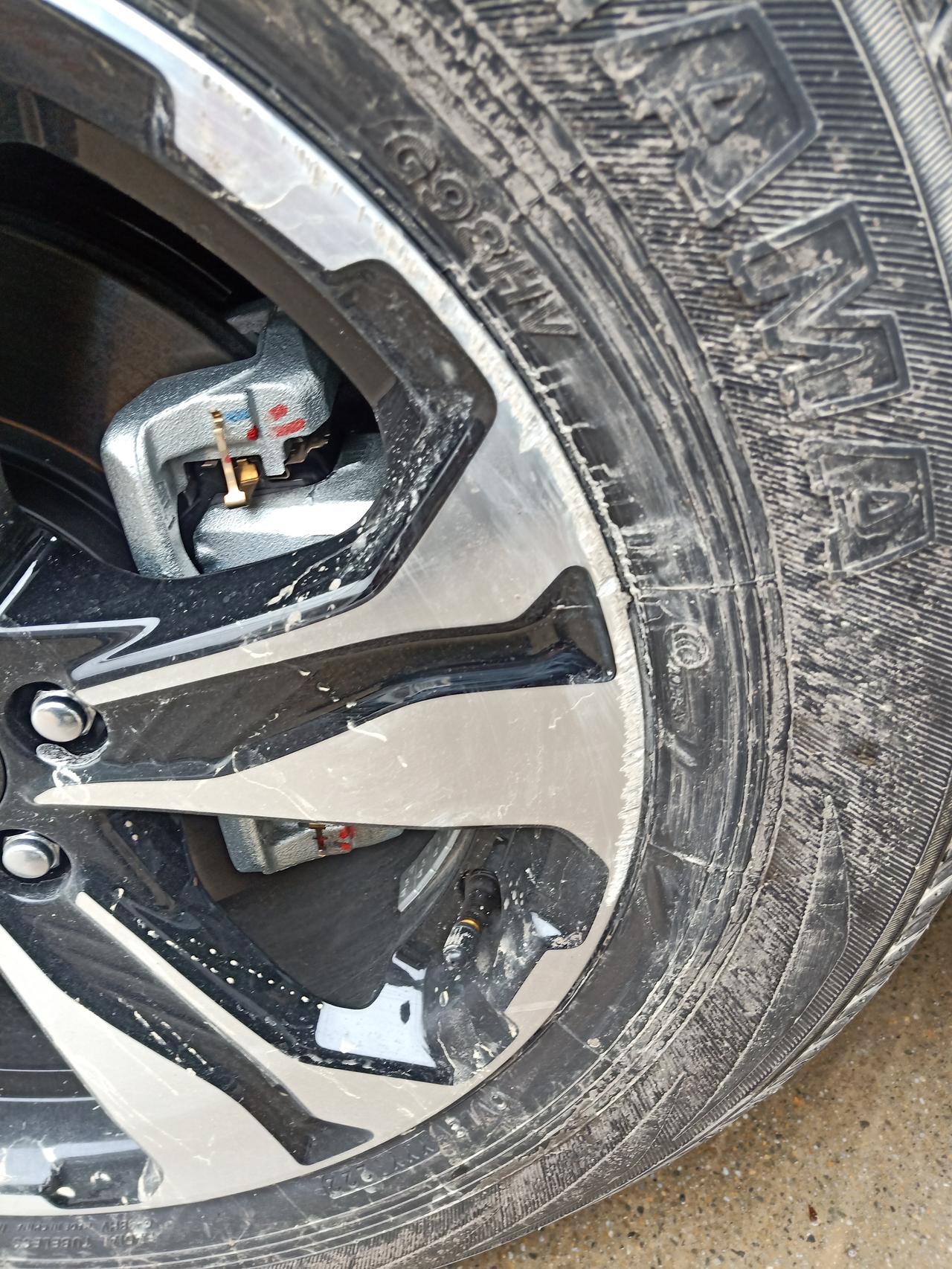 本田CR-V 一血。提车4天，碰到了一点马路牙子，轮胎好像没事，