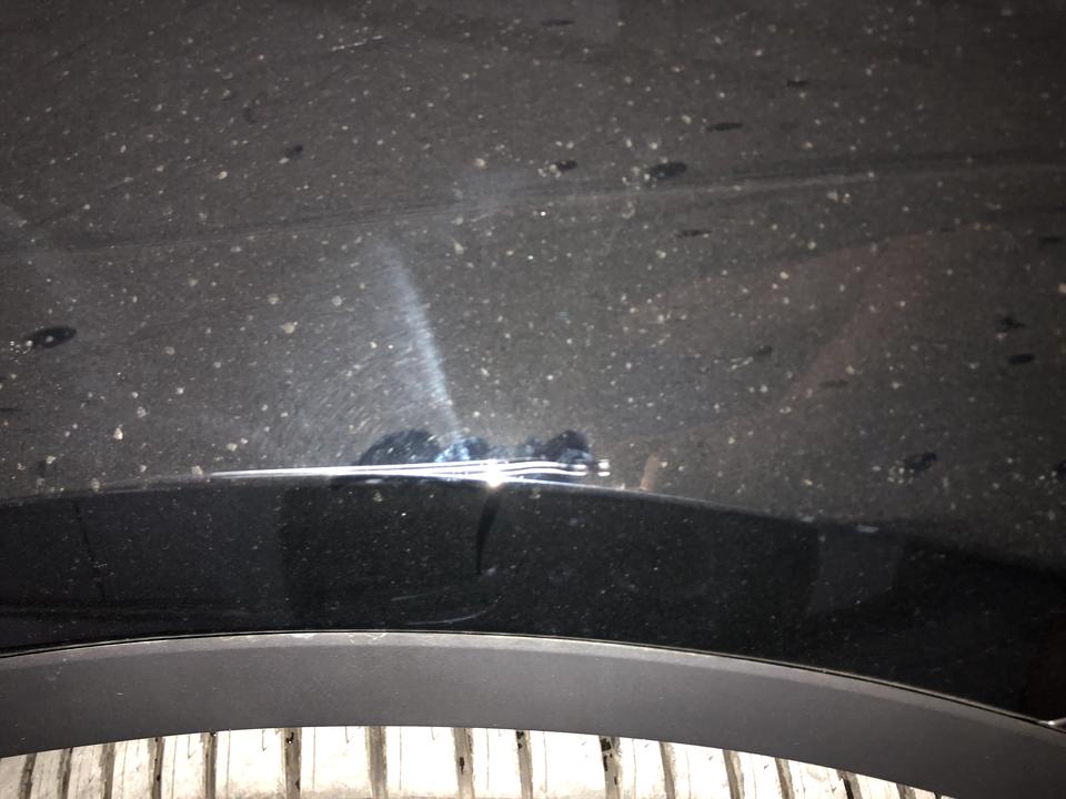 特斯拉Model Y 想问下这种划痕不管会不会以后下雨车身生锈啊，我自己看划痕很轻微不想管，去修车店居然水果露了底漆..