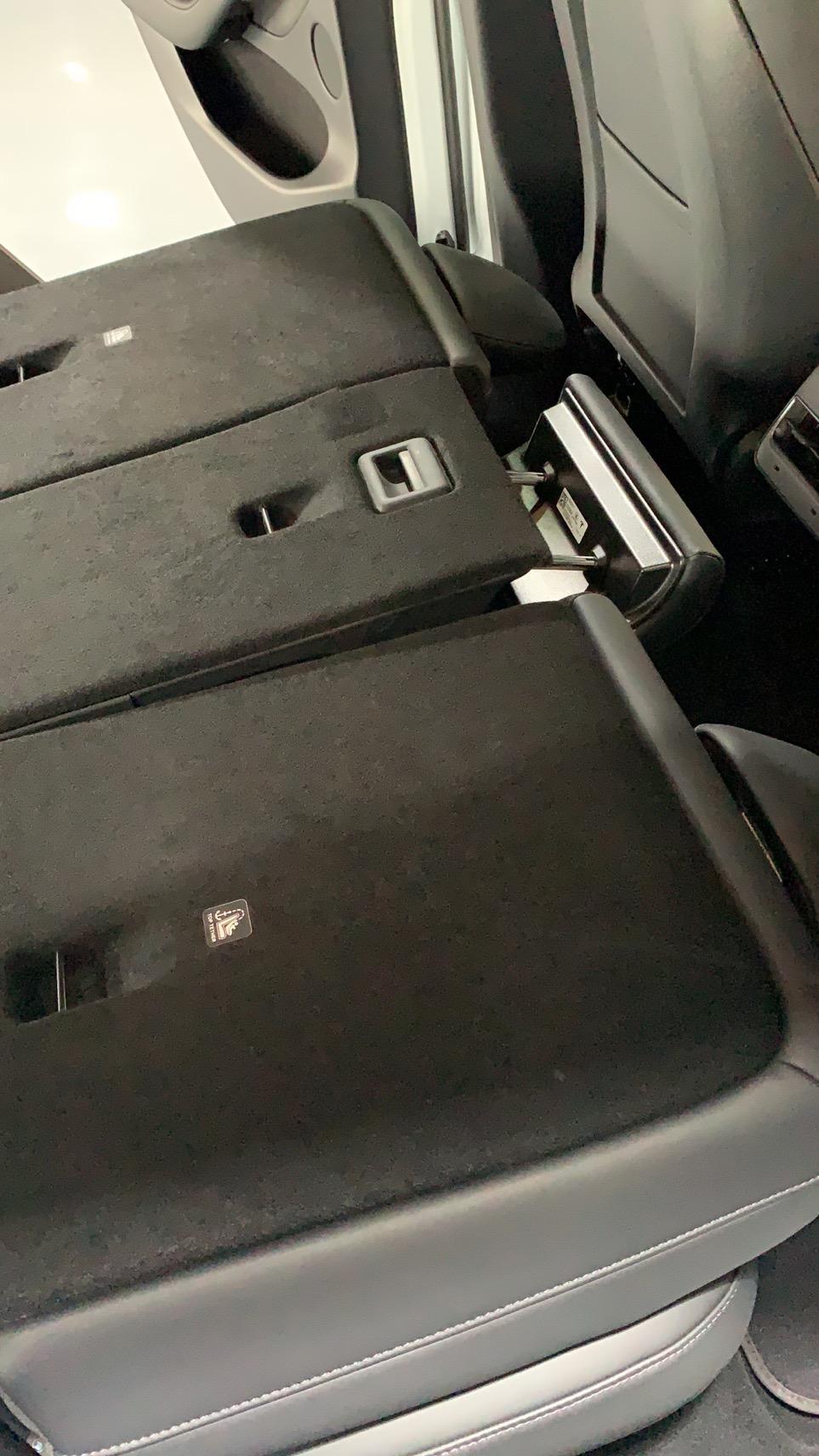 特斯拉Model Y model y后座放不平，对比旁边车友，虽然多少都有点，但是都比我好，这个躺在后边肯定不舒服，特斯