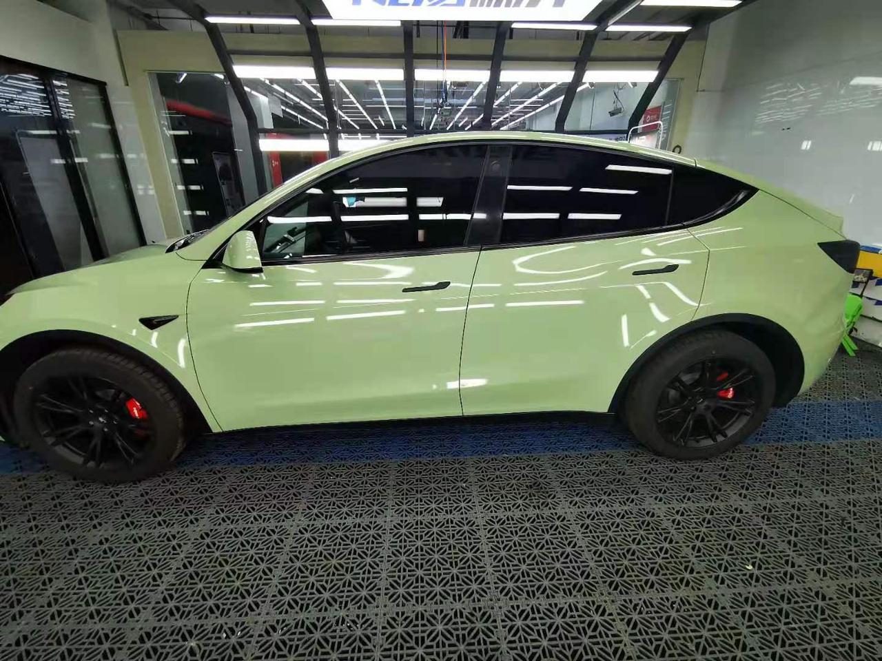 特斯拉Model Y 有没有大佬说说车衣和改色膜的区别？从效果、预算、保护力度、使用年限等角度。如果可以，清推荐性价比高