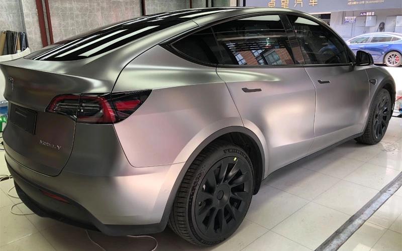 特斯拉Model Y model Y，改装白色和20寸轮毂之间犹豫。本想先换轮毂再贴个膜，媳妇希望直接买个白色。有点小纠