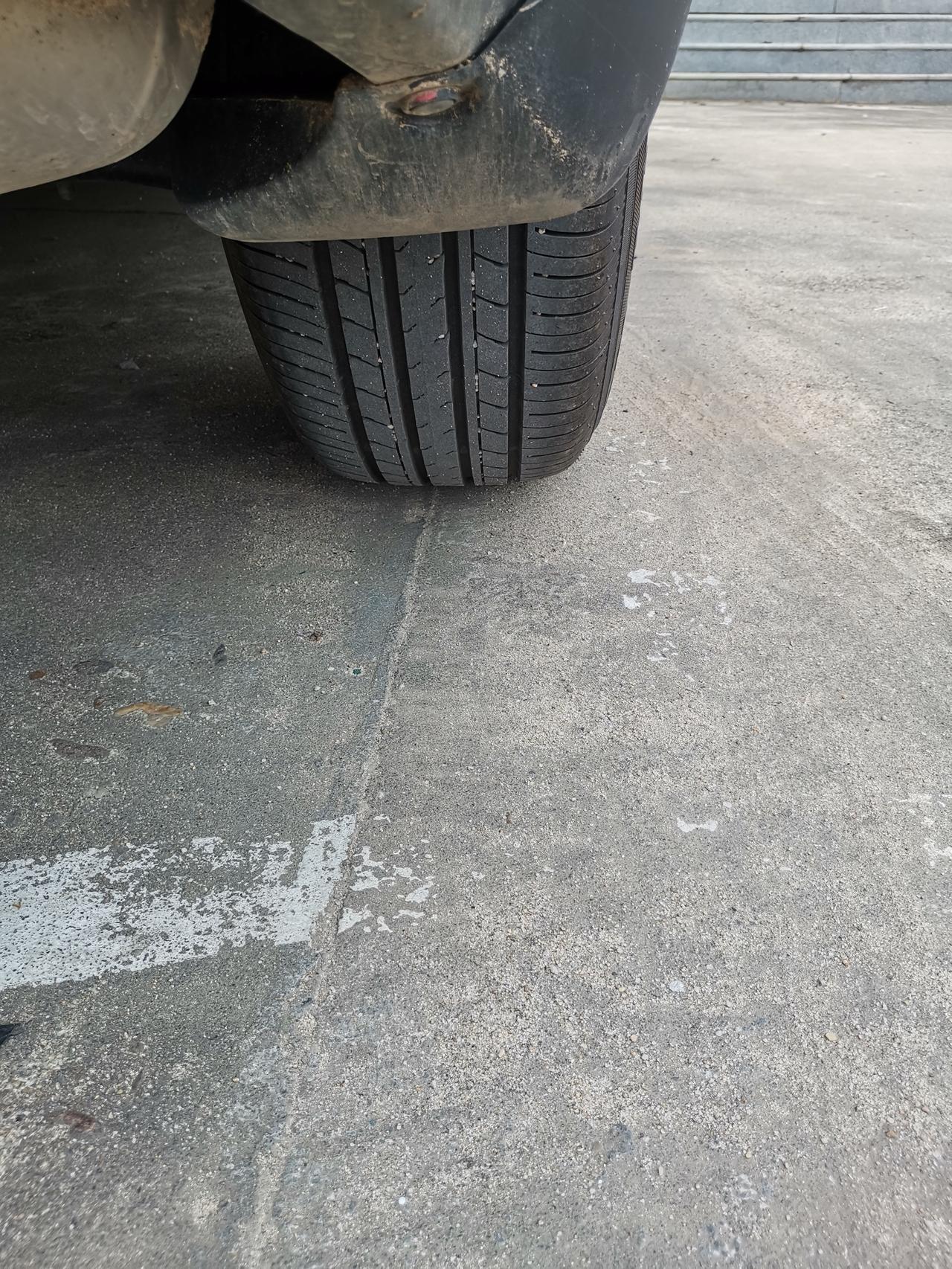 本田CR-V 新车，轮胎看一下像吃胎，车友们，正常吗？