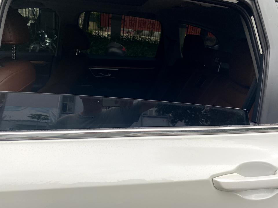 本田CR-V CRV后排侧窗不能完全降下来的嘛？万能车友圈的帅哥们？
