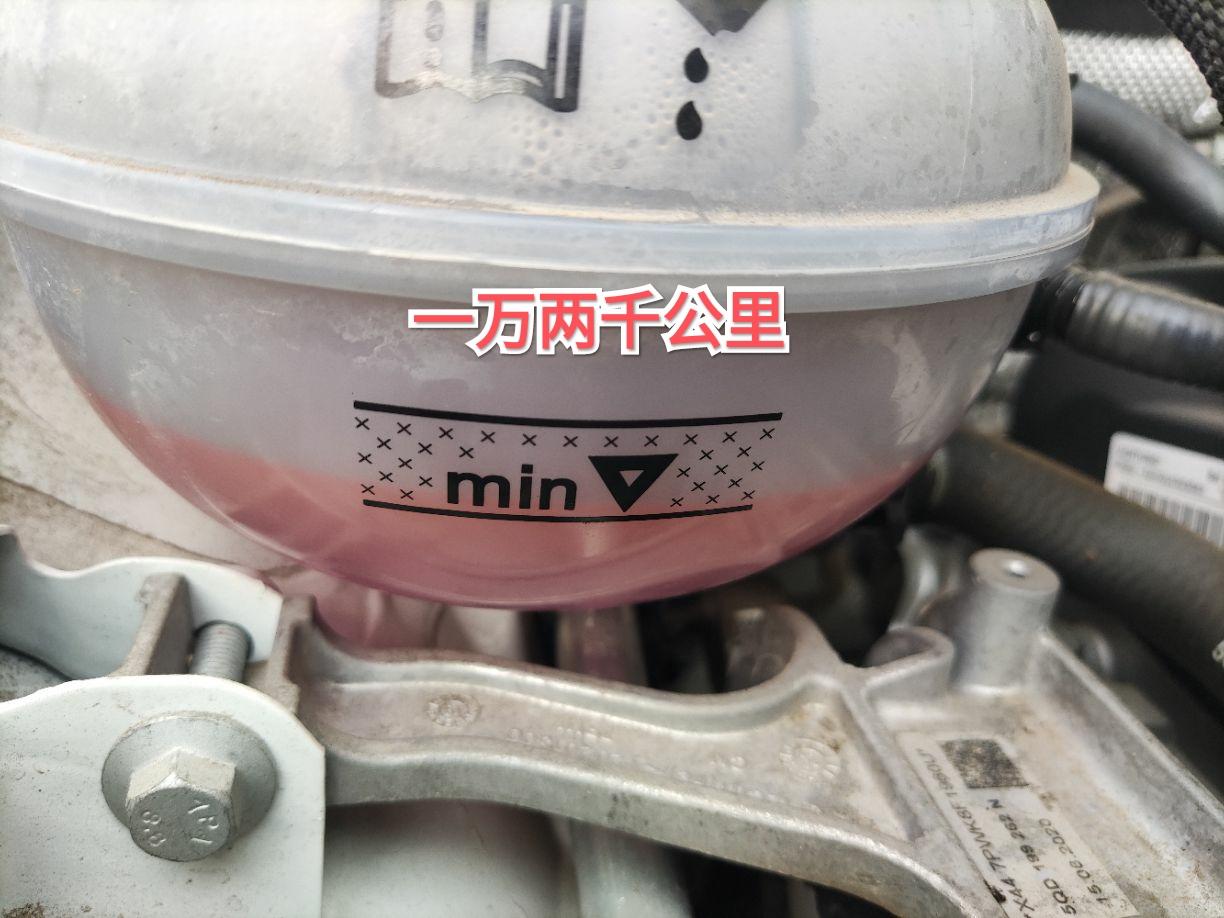 大众速腾 目前行驶了13500公里，10个月防冻液到下限记了是不是消耗有点快了图片我都标记了公里数