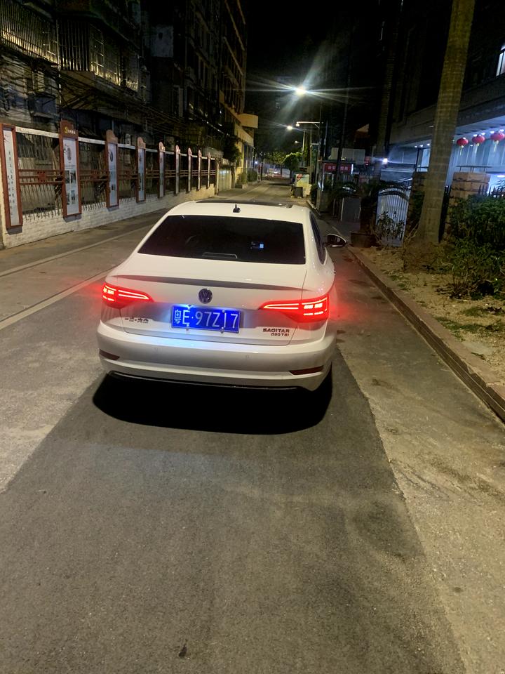 21款速腾1月份提车现在快一万公里了 发现有一下几个问题1:pay老是会断开怎么回事呀，换了数据线还是偶尔会断开，2:首