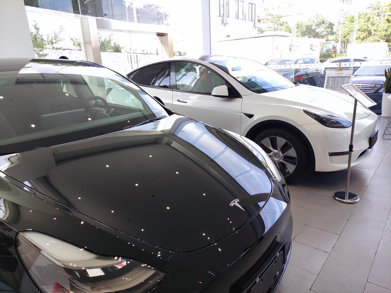 特斯拉Model Y Model y标准续航版有现车可以看了吗？能量回收还能改成低吗？昨天去特斯拉中心试驾了下长续航版，