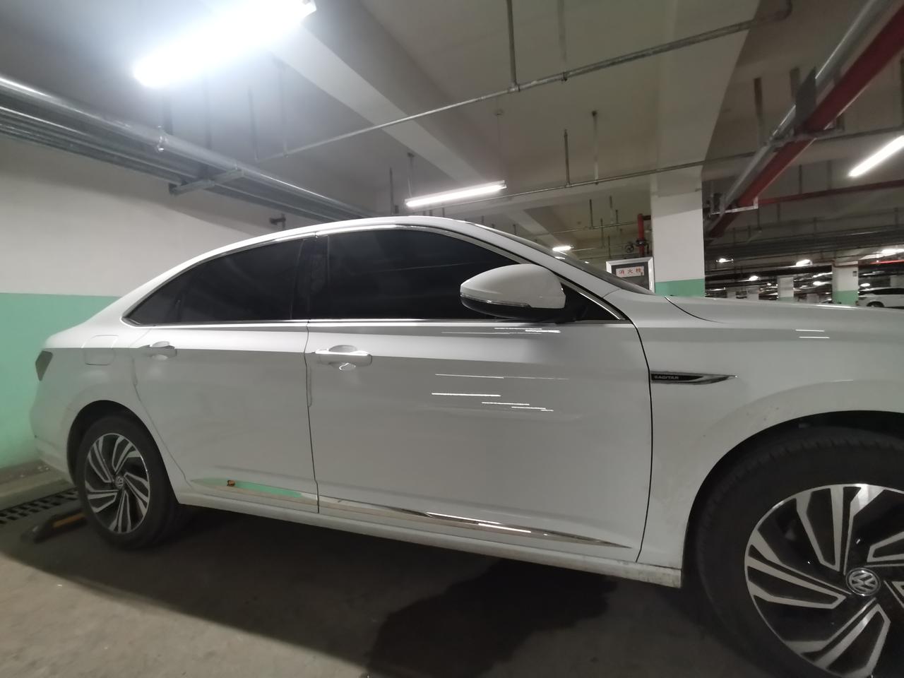 各位车友，我买的21速腾超越跑了4千公里，偶尔打方向能感觉到咯噔一下，你们有这种情况吗？