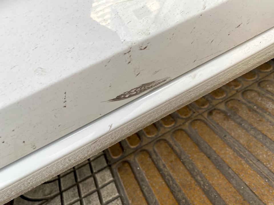 大众速腾 3000公里的车，副驾驶下边的地盘被磕到了。这种可以修复么？  心疼