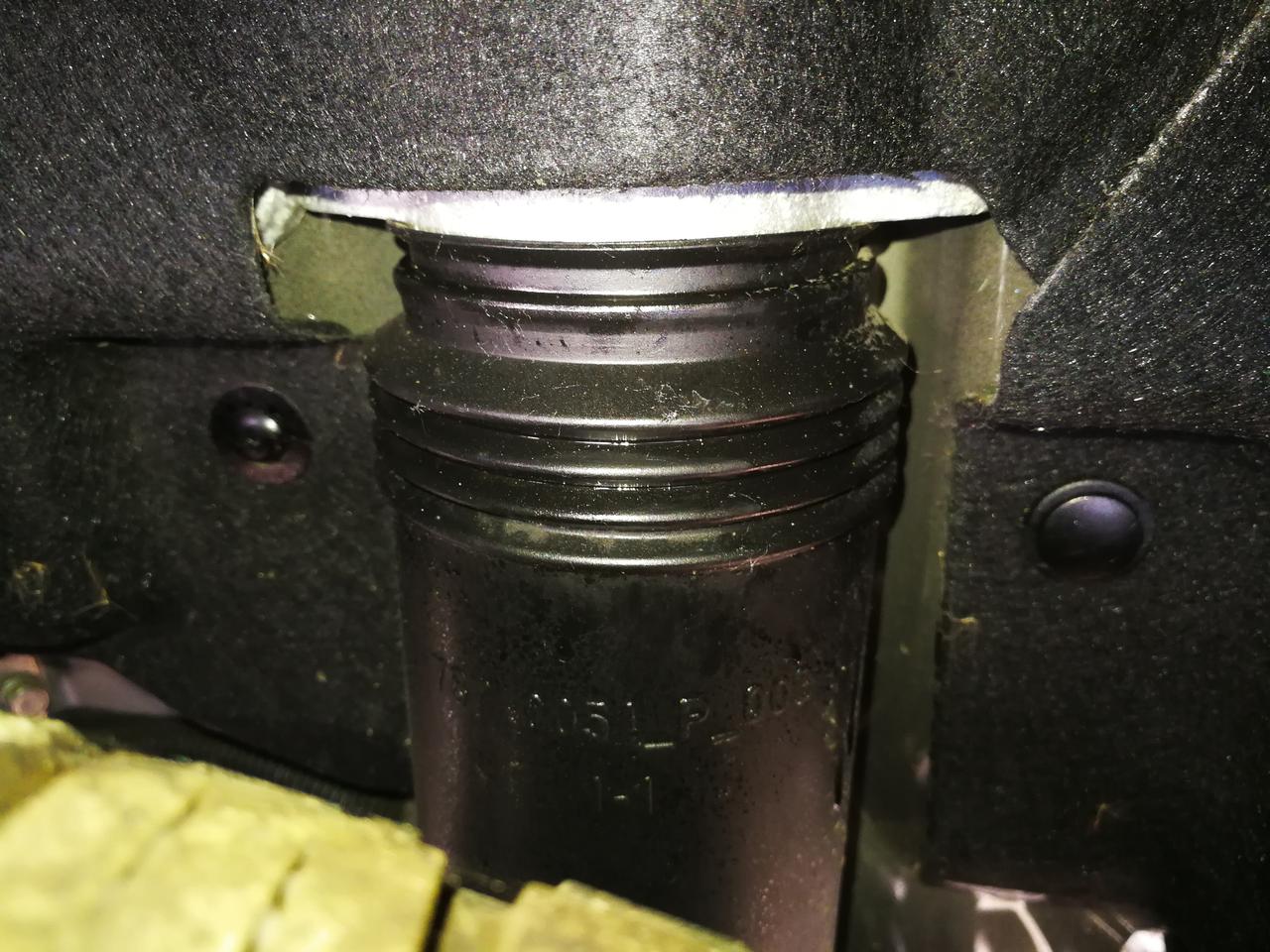 雪佛兰探界者 下周提车2.0顶配，今天自己先去看看，车到了一周放着的。发现几个问题：一、排气管那里有锈迹正常吗？二、后悬