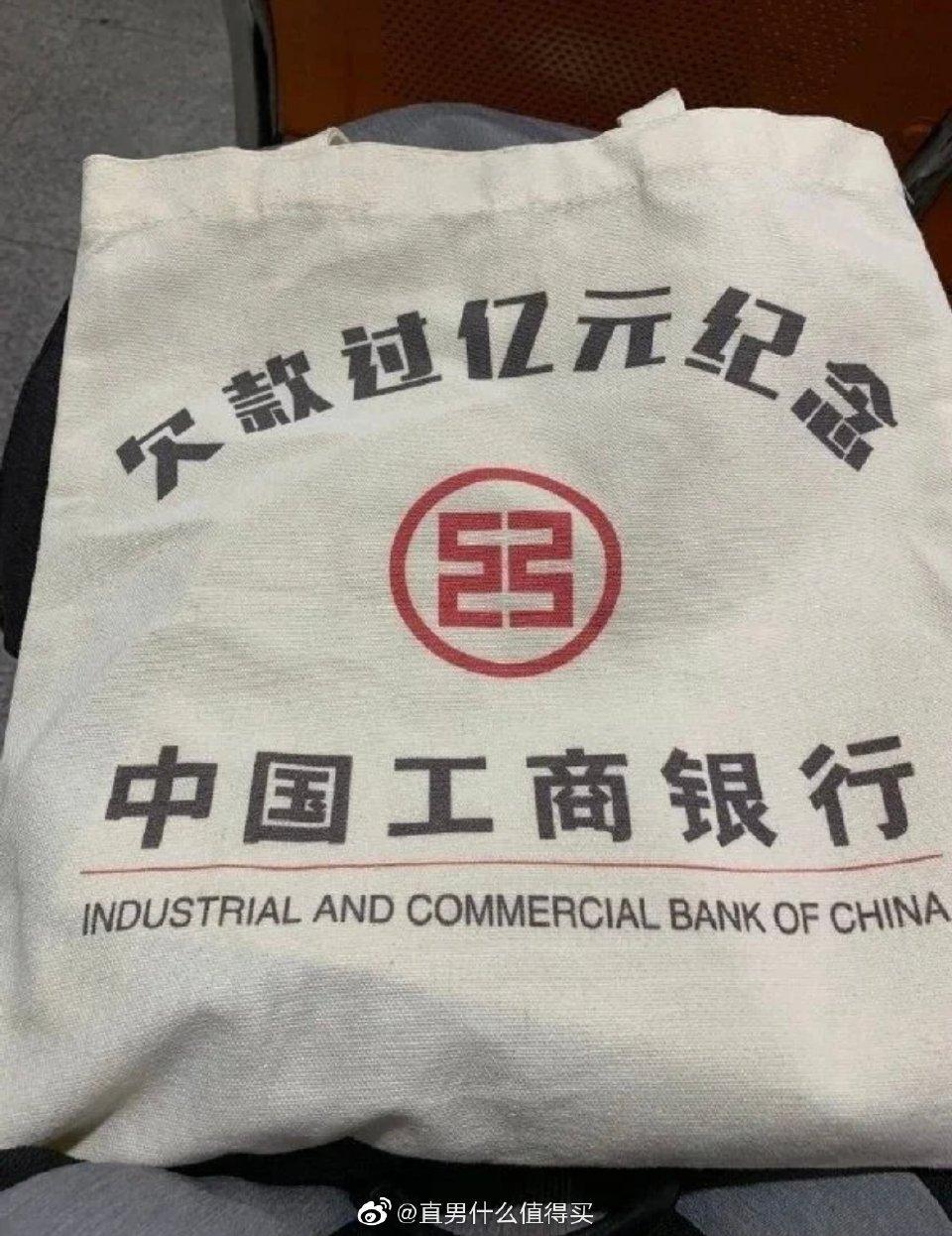 需要两辆SUV。探界者有了。还需要一辆尺寸比探界者大的，内部空间也大的，舒适性更强的，一样安全的，带全景天窗的SUV.落