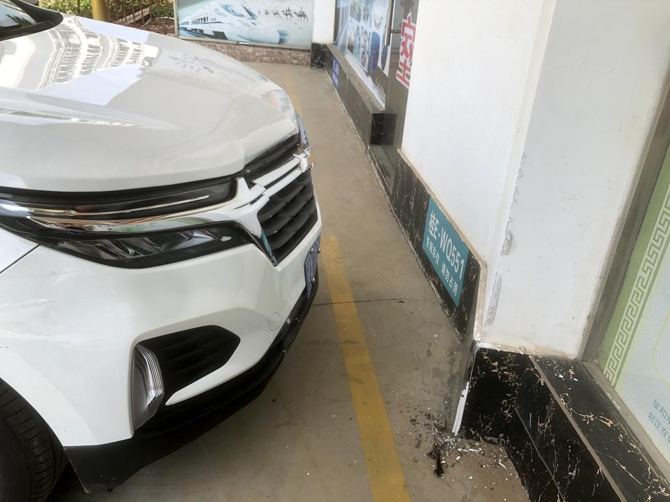 雪佛兰探界者 问一下，提车20天 停车撞墙上了，还是墙角有点严重，报保险了，第二年保险会涨吗，还是不会有优惠折扣而已