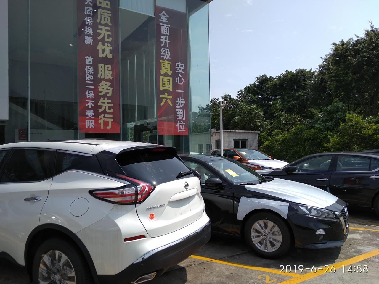 日产逍客 6月21号提的新车6月26号下午去4S店取行驶证，车辆停在4S店门前车位被撞对方跑了，找4S店调取监控说该监控