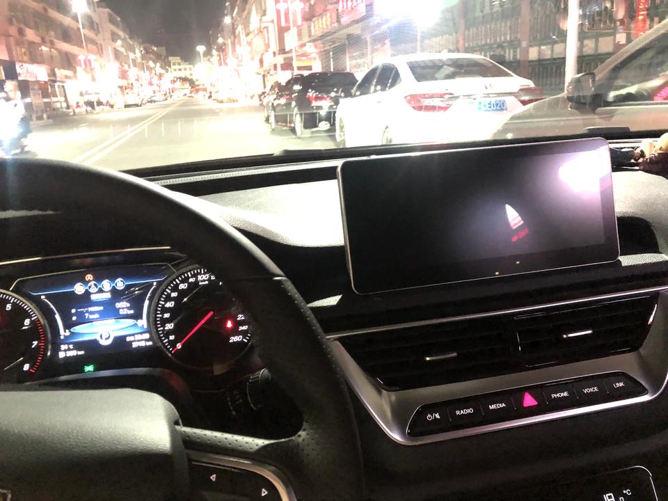 红旗H5经典 买车2个月，2500+公里 中控屏幕出现黑屏n次 去了4s店回来后又黑屏 各位大佬怎么解决的？