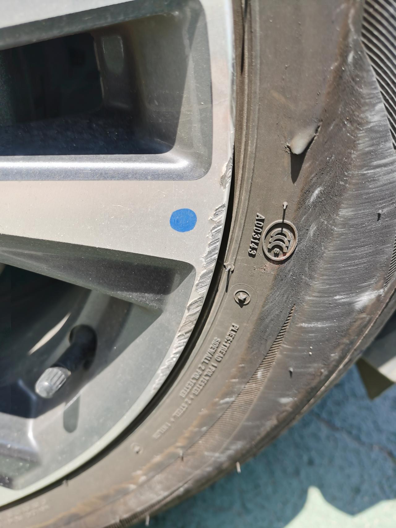 日产逍客 这种情况需要更换轮胎吗 停车的时候蹭到了马路牙子