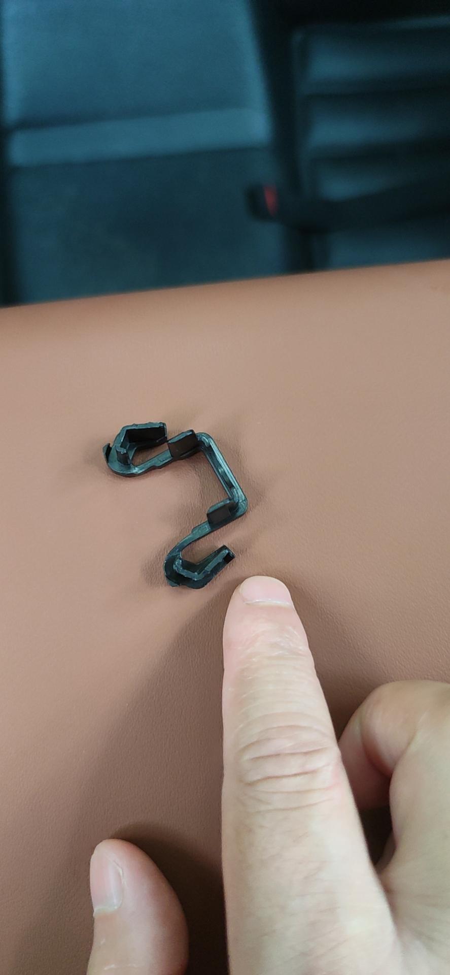 奇瑞瑞虎8 PLUS 这是从后排座脚地板位置掉出来的，不知道是什么？