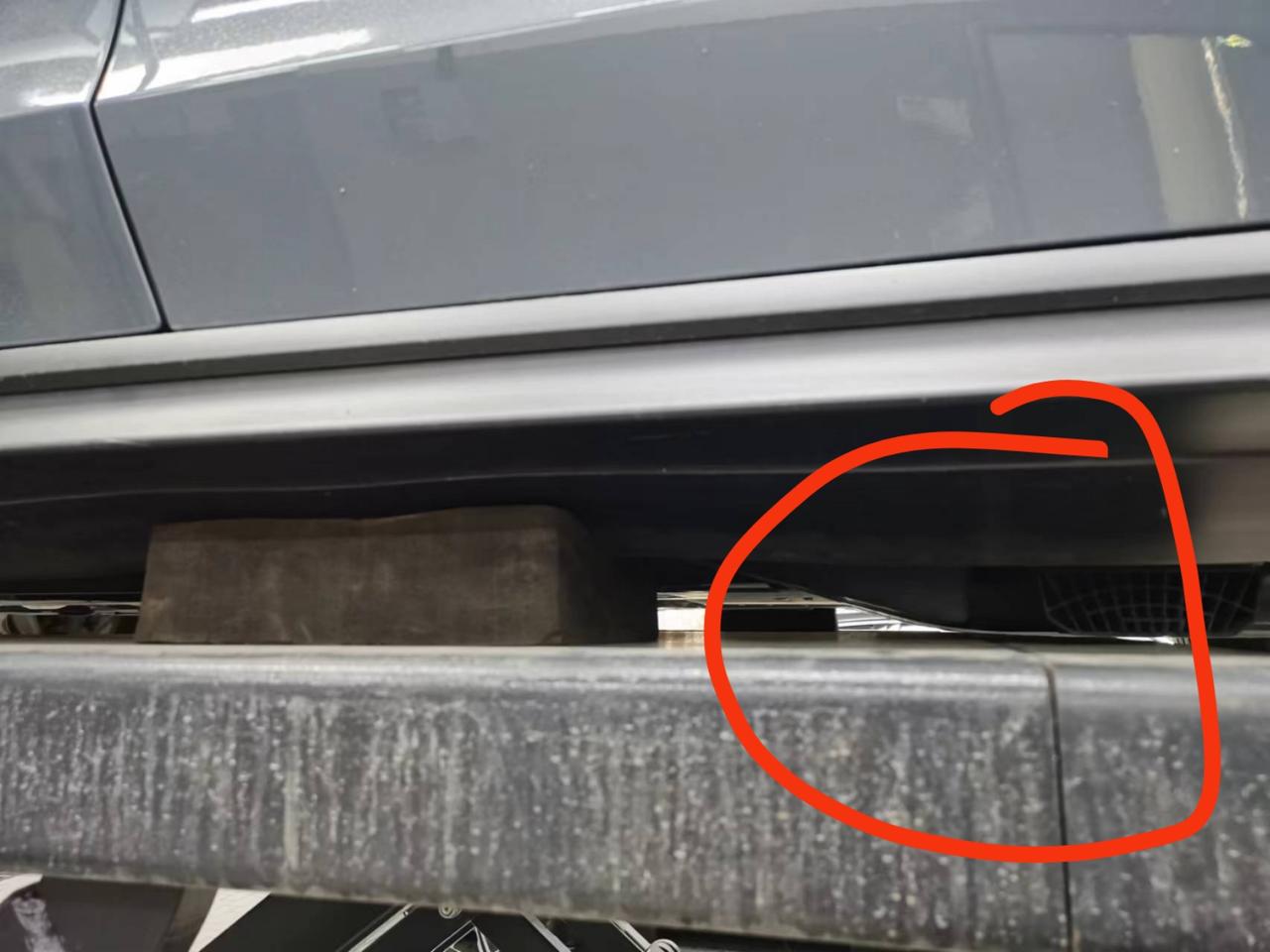 沃尔沃XC60 4S店举升机垫块放错了位置，会导致底盘变形吗？如图，本应该垫在红圈处，结果垫在前面，前面都是塑料边裙，店