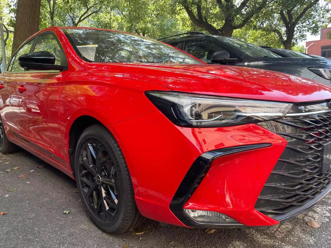 荣威i5 看到了i5gt 真车 确实很好看啊，但i5 gt 只有颜色上和i5 不一样吗？