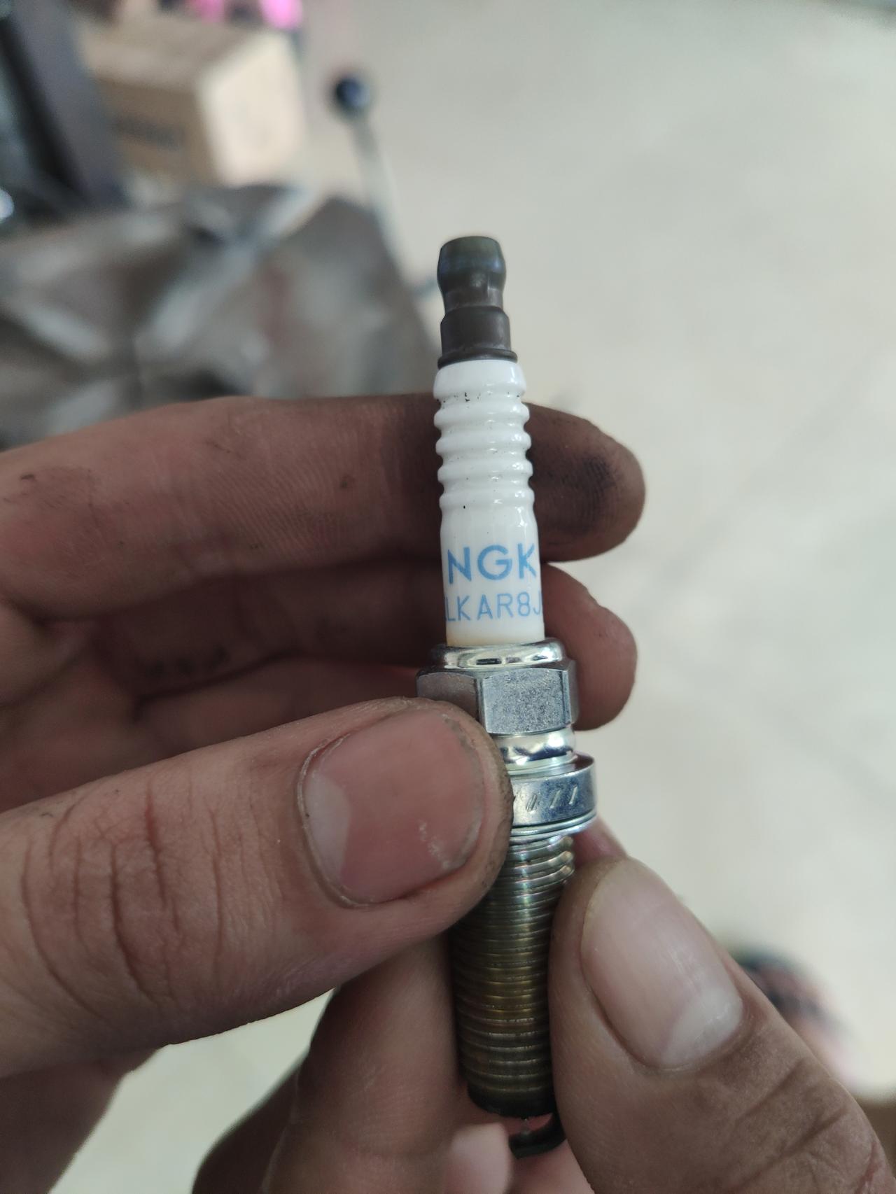 1.2T卡罗拉行驶1.6万。不到一年。火花塞烧成这样属于正常现象吗