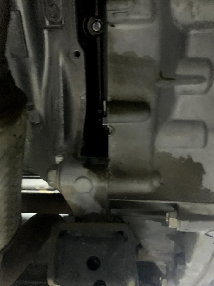 本田XR-V 新车一万多公里，底盘渗油，4s店说问题不大不影响，大神们这可以要求换新吗？难道不属于车的出厂问题