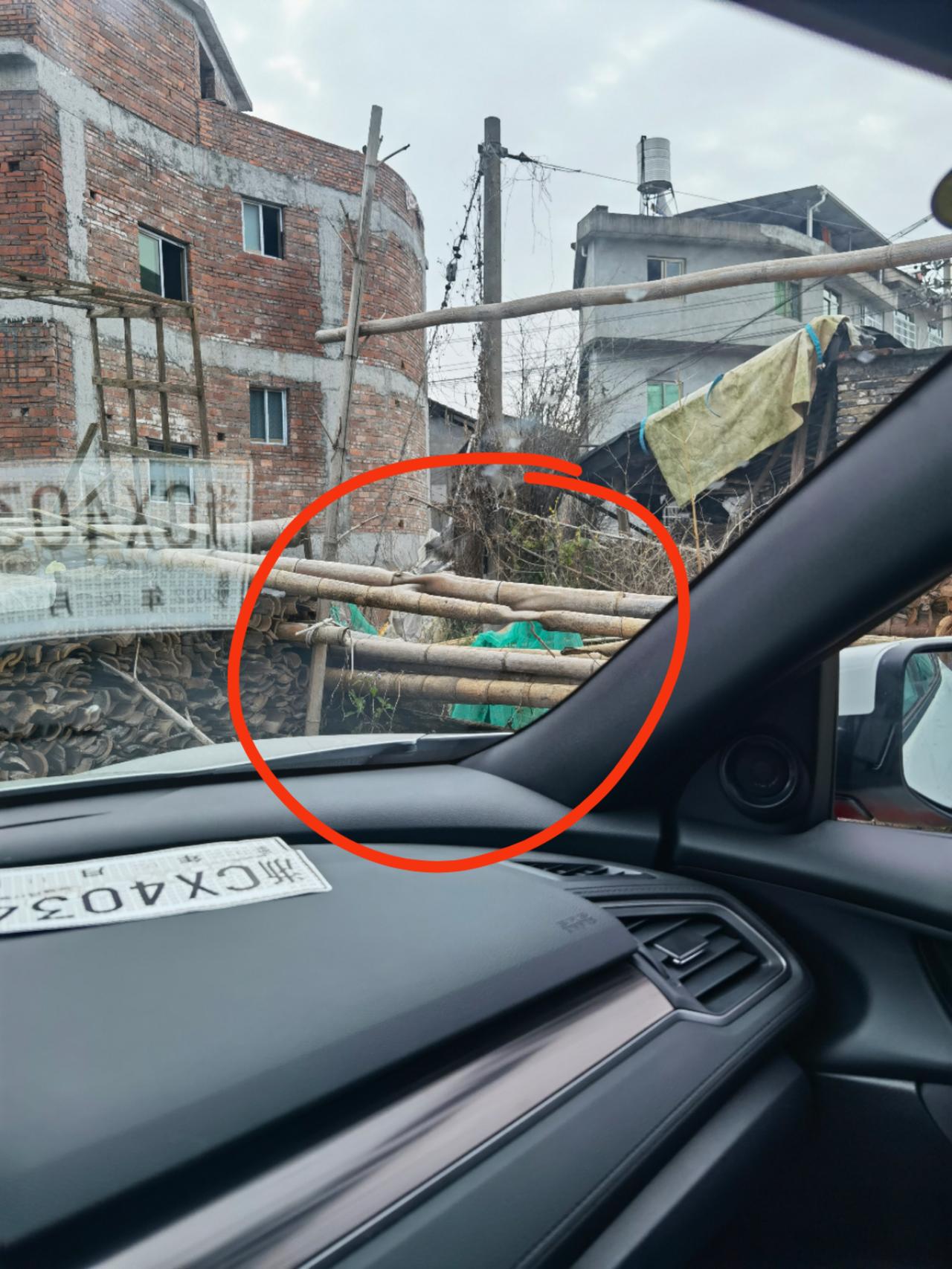 本田思域 请问是否有出现前挡玻璃看物体有变形现象？是否是玻璃质量问题呢？新车 需要怎么解决呀？是名汽车小白