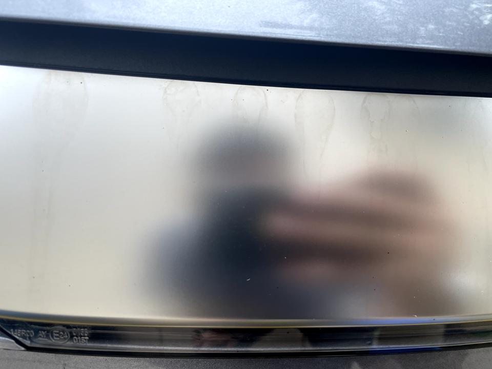 比亚迪元PLUS 这车的镀络条的印要怎样清除呀？为什么会这样