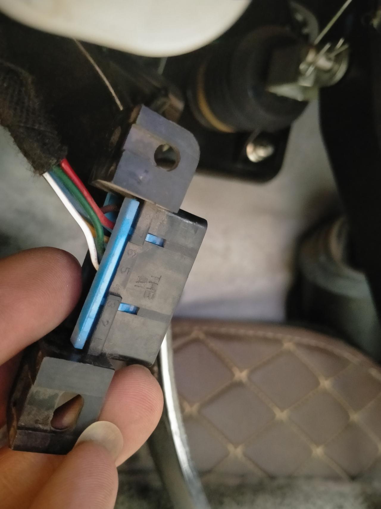 奇瑞瑞虎3 师傅帮忙看下这个是什么东东    找了半天都没找到往哪里插    瑞虎三