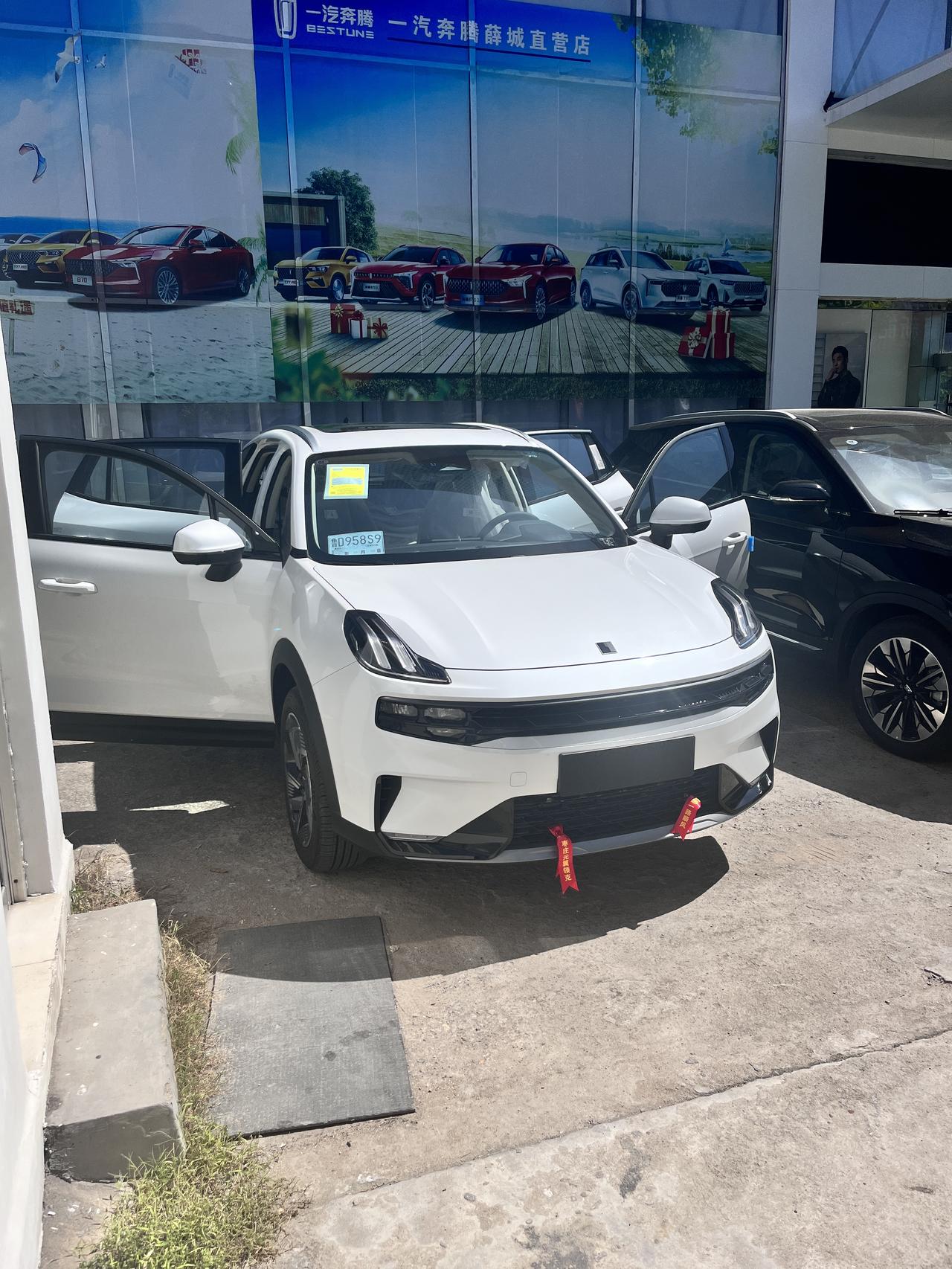领克06 PHEV 前天新提的车，十六万五买的，拿的那款高配置的，低配得加5000做个系统包，我买贵了嘛，各位大哥给看看