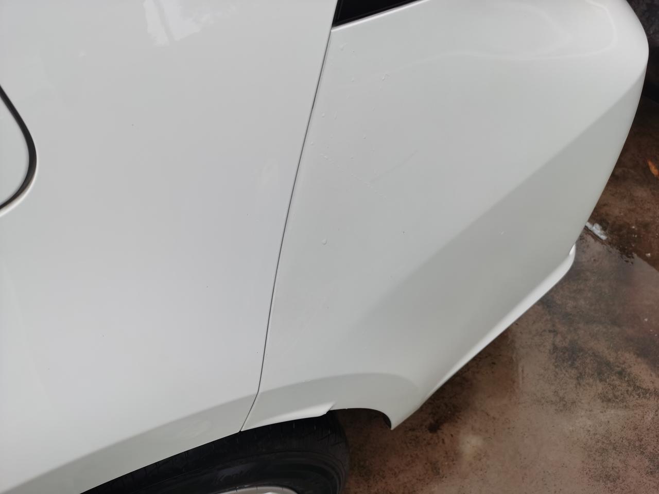 丰田卡罗拉 像这种算是工作失误吗？？个人怀疑出厂前的后杠的保护膜都没有撕下来就直接喷漆了，搞的我的后杠色差严重