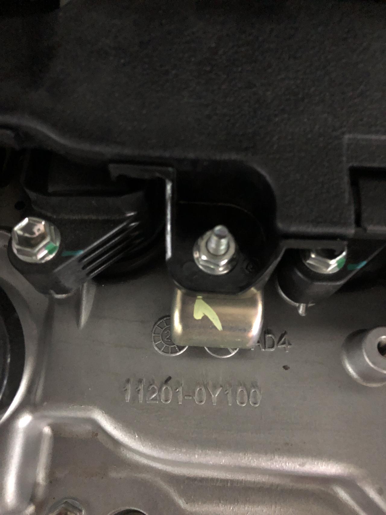 丰田卡罗拉 请教大家购买的新车，机舱里面的一个螺丝有拧过的痕迹