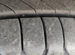 19款卡罗拉目前26000公里。米其林轮胎胎面有细小龟裂是否正常啊？