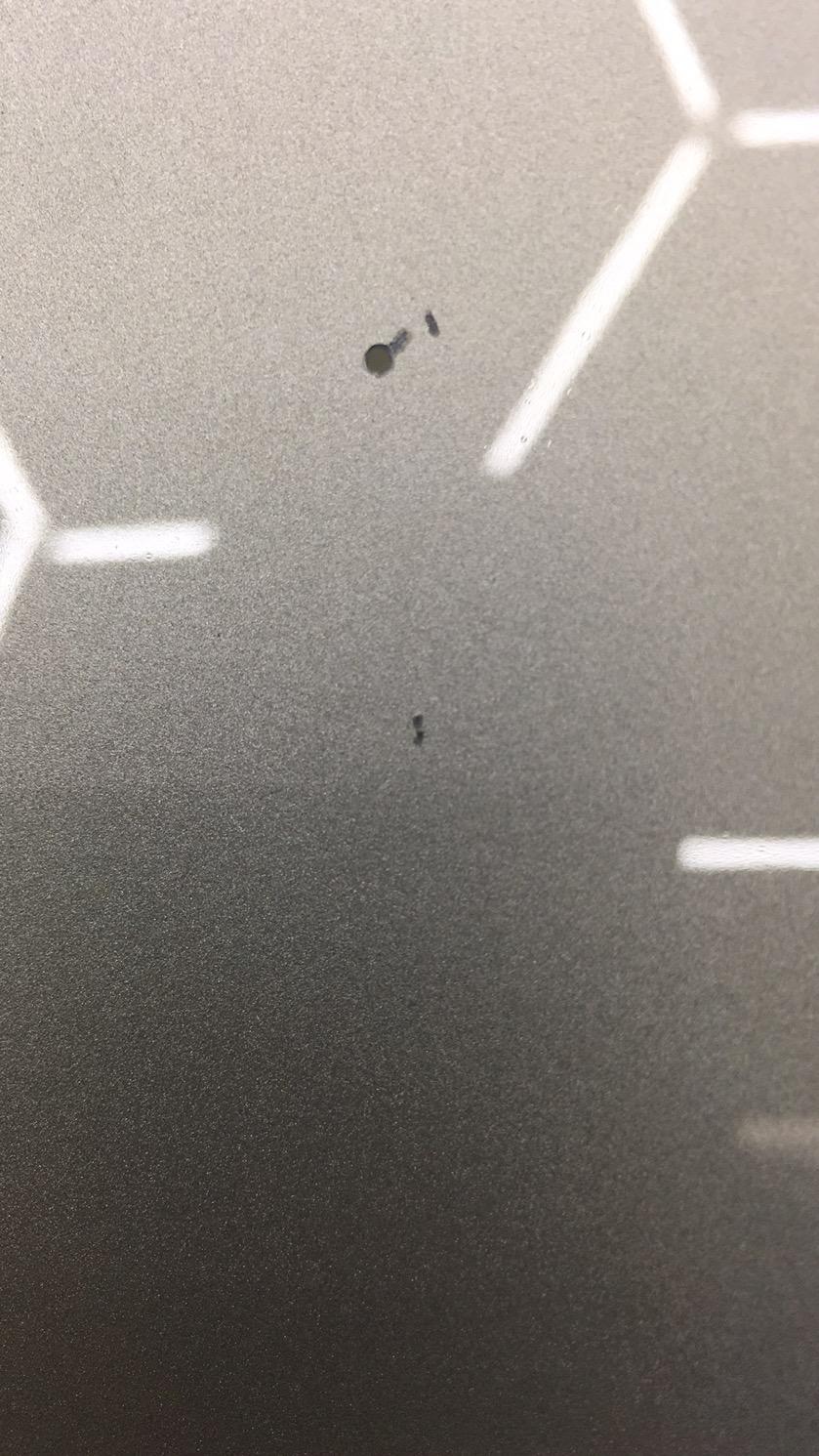 沃尔沃XC60 今天镀晶，然后施工中无意看见膈应的事儿……请问各位这个是拿笔呢？喷漆呢？各位车友给点意见部位：机器盖前段