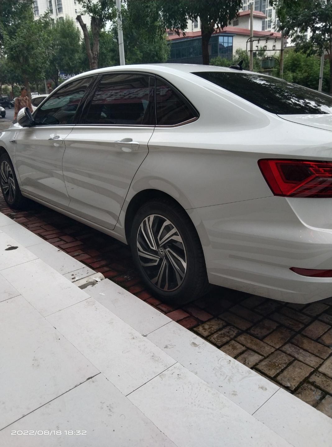 车友们，想问一下速腾这款车，主驾座椅坐上去，怎么调节，都不是很舒服，硬，你们觉得呢，行驶十个月了，别的还可以
