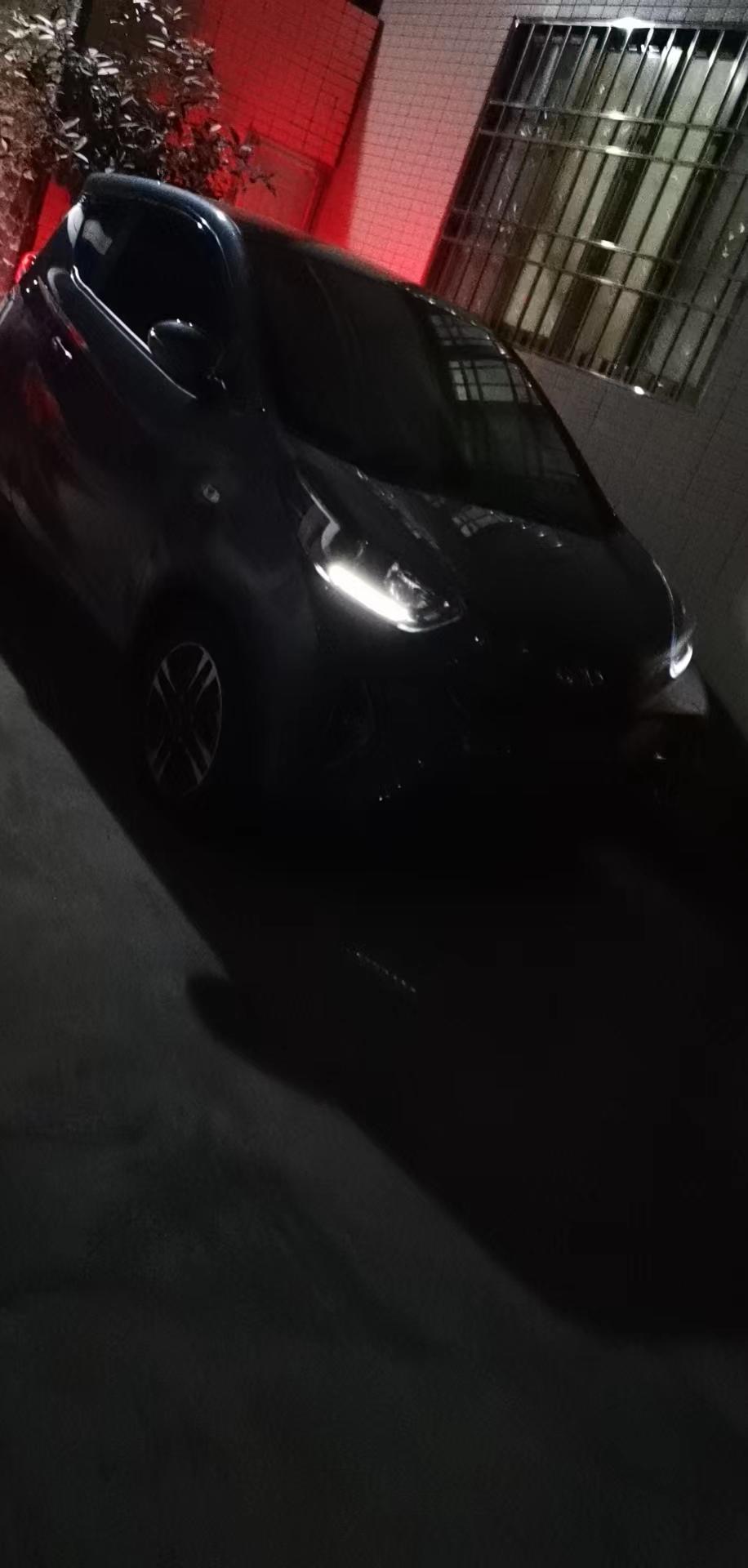 各位车友们，想问一下22年小蚂蚁微糖版，停车锁车后，间歇性亮日行灯和刹车灯是怎么回事？是报警吗？但是又没有声音的