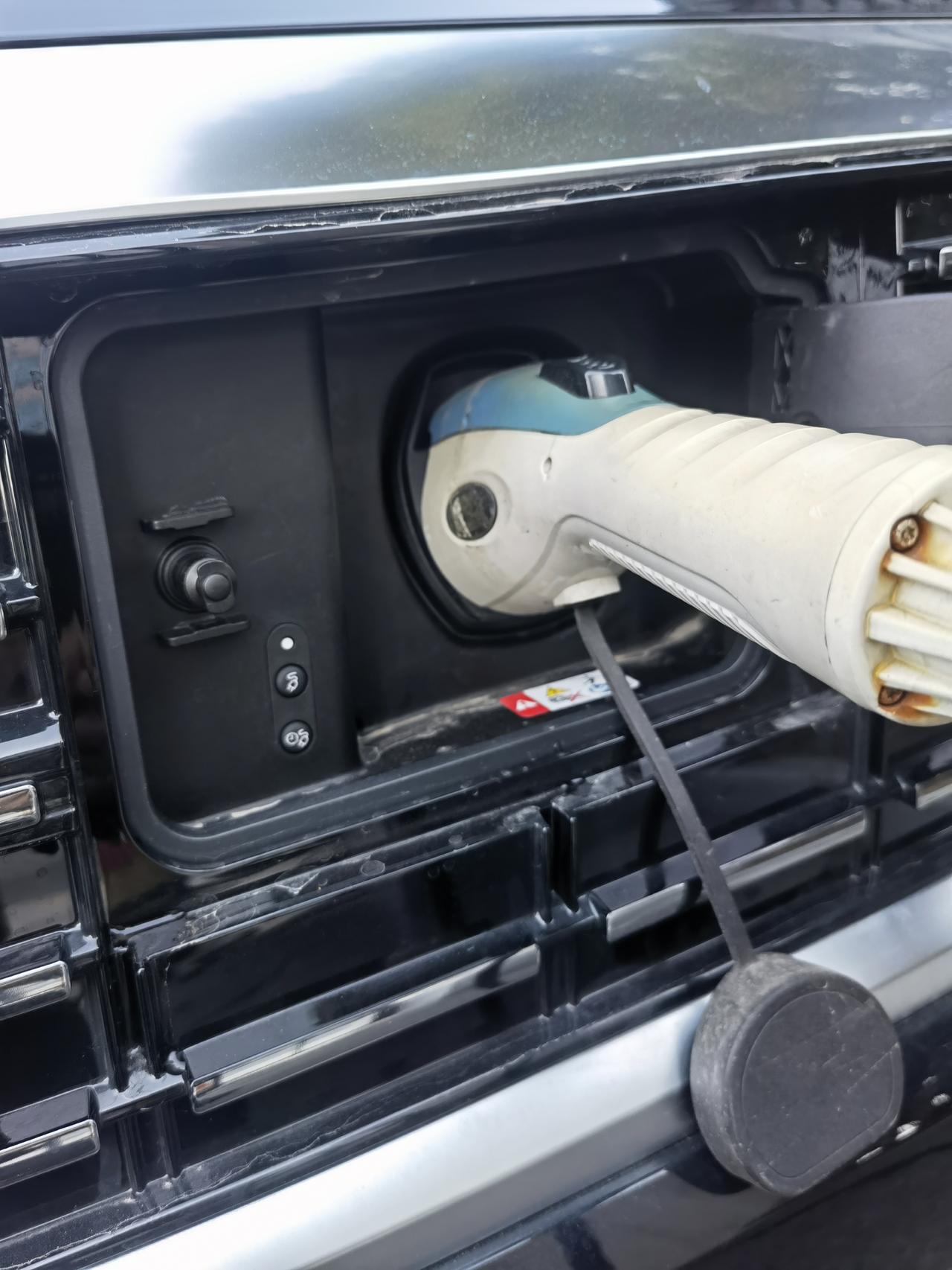 大众帕萨特PHEV 我的2022款帕用特来电充电，面板指示灯亮了后熄灭，半天从15只充到23，请教下。