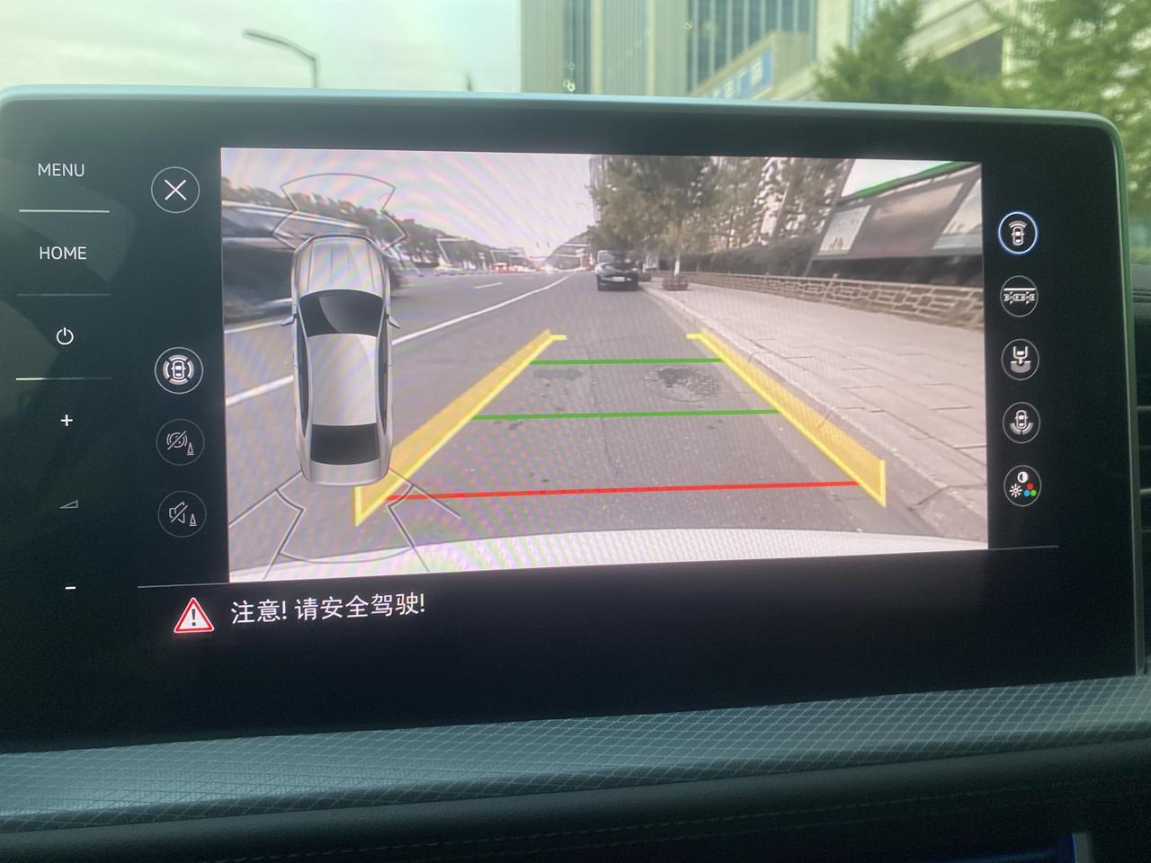 大众速腾 有人知道为什么洗个车倒车影像变成灰色的了吗