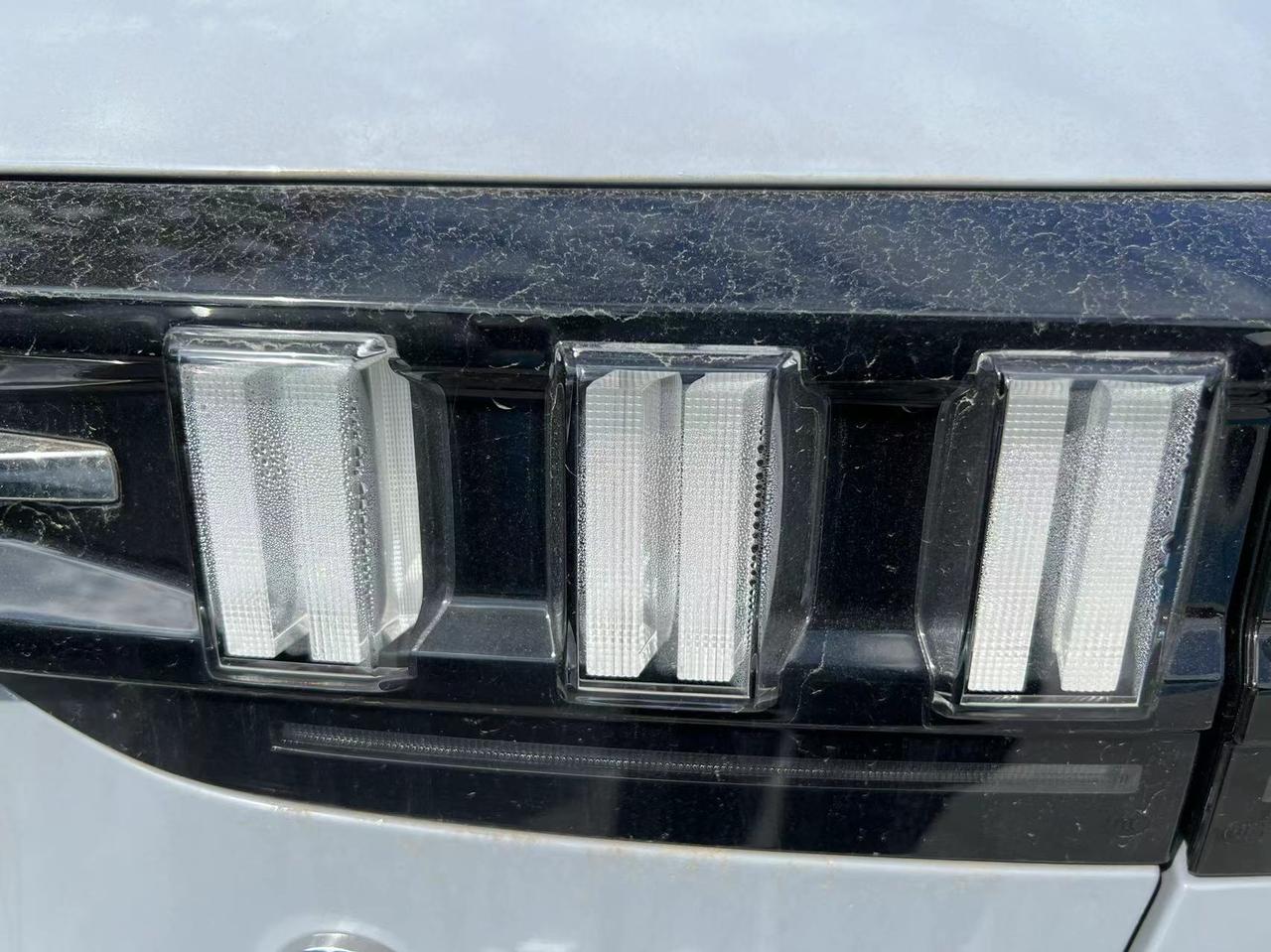 领克06 PHEV 新车车子的后尾灯那边有水蒸气，是正常的吗？