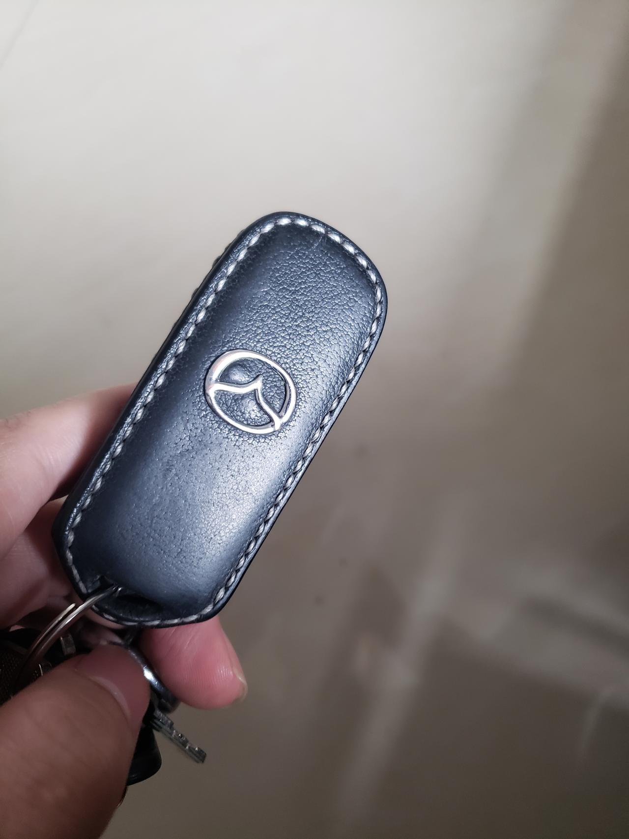 马自达CX-4 cx4钥匙什么情况。。 感觉接触不良 对着车头连续按二十多次解锁才能解锁。对着屁股按解锁那完了，完全没反