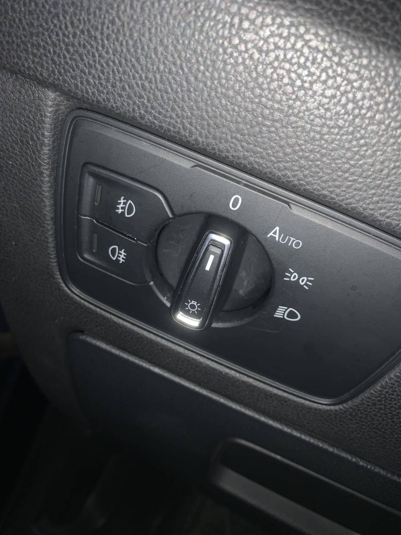 大众蔚揽 兄弟们有遇到过这种问题的吗?大灯这个旋钮陷进去了。 大众蔚揽 兄弟们有遇到过这种问题的吗?大灯这个旋钮陷进去了。