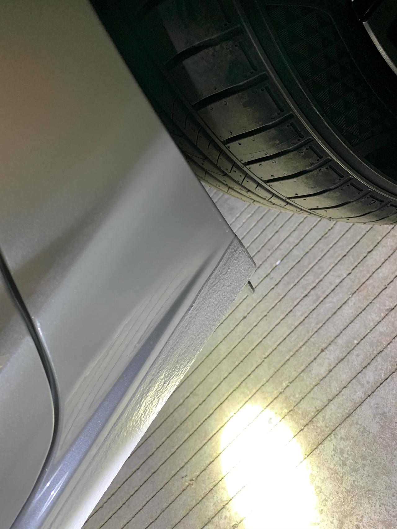 车友们，速腾珠光白，最底部一圈，油漆是这样的正常的嘛？